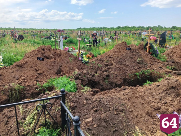 На кладбище под Саратовом могилы завалили горами глины