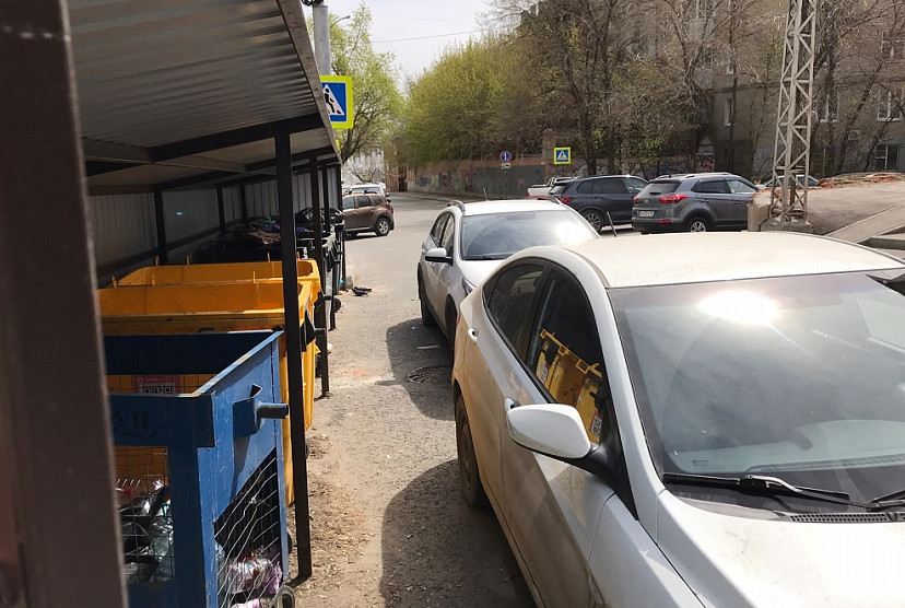 Регоператор просит автомобилистов не перекрывать проезд к контейнерным площадкам 