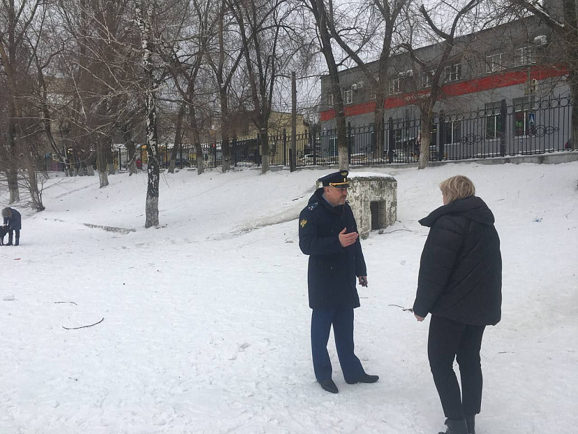 У лицея в Саратове обнаружили опасную стихийную горку