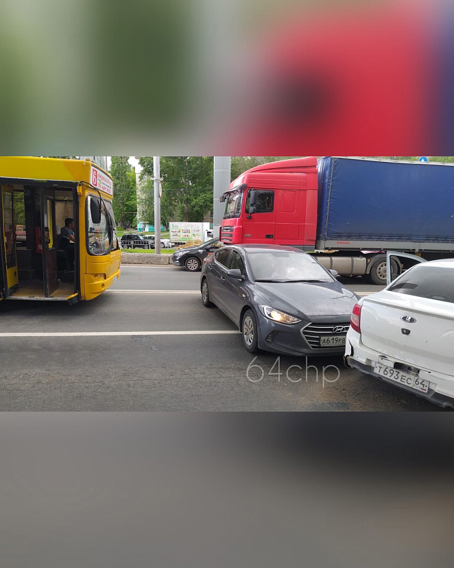 Массовая авария парализовала движение в районе Стрелки