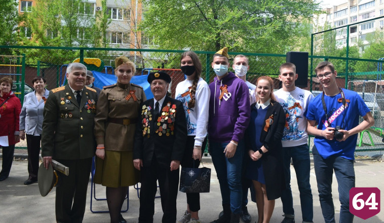 Волонтеры Победы подарили концерт 96-летнему ветерану из Саратова