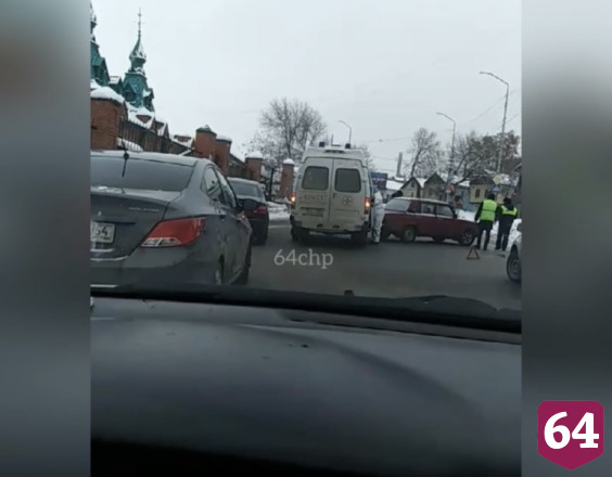 Легковушка протаранила «скорую помощь» у детской больницы