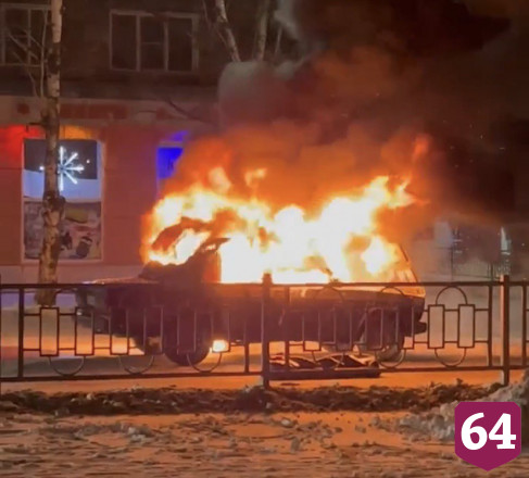 Очевидцы сняли на видео полыхавшие под Саратовом «Жигули»