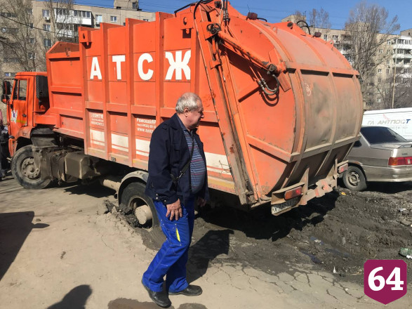В Саратове мусоровоз увяз в грязи 