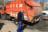 В Саратове мусоровоз увяз в грязи 