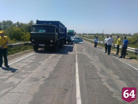 Неуправляемый автомобиль с мертвым водителем врезался в грузовик
