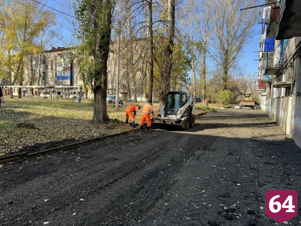По просьбе саратовцев ремонтируют территорию Дома культуры