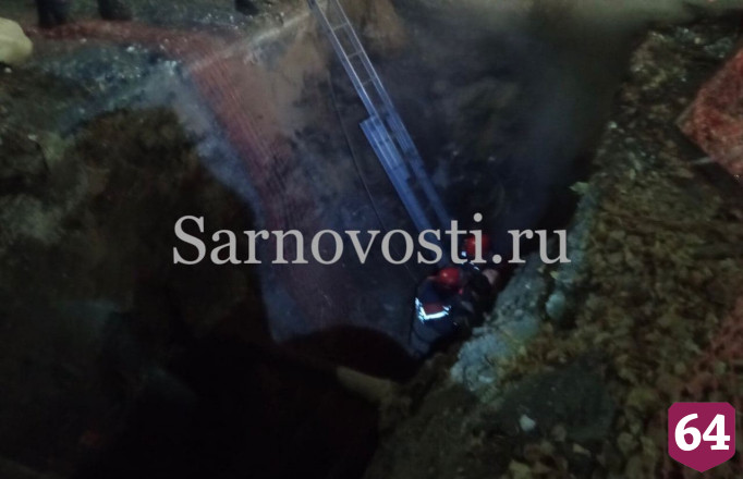 В центре Саратова пенсионерка упала в коммунальный котлован