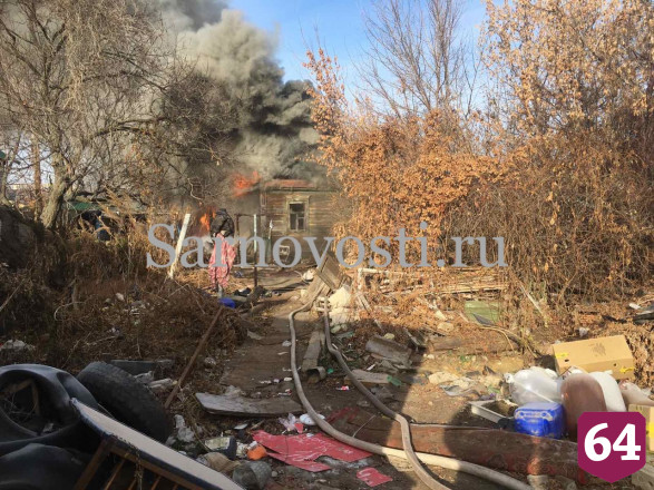 Пожарные тушат полыхающий дом в Саратове
