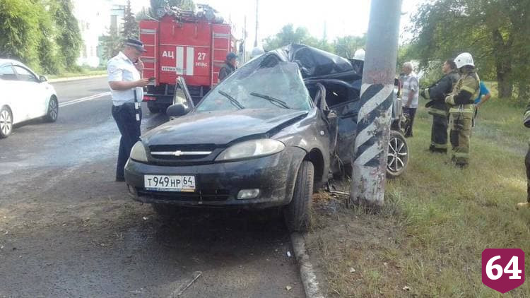 Пассажирка иномарки погибла в ДТП со столбом под Саратовом