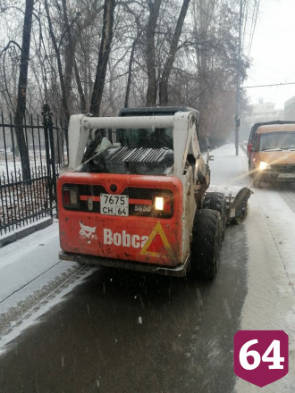 В Саратове на борьбу с начавшимся снегопадом вышли 220 единиц техники
