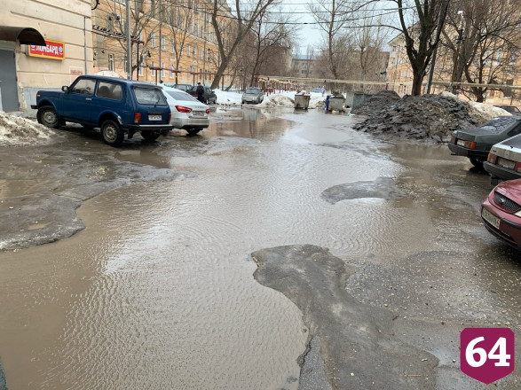 Саратовский двор после оттепели сравнили с Венецией 
