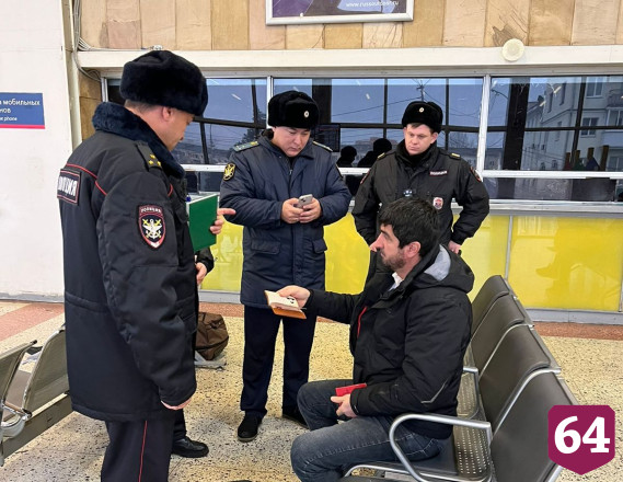 Полицейские в Саратове на вокзалах ловили должников