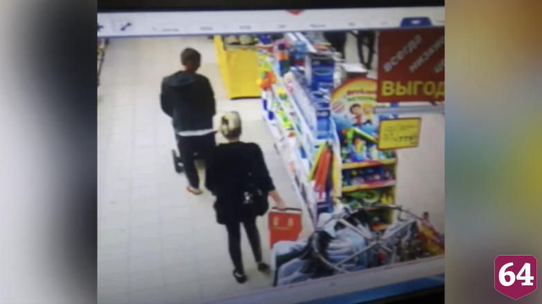 Кража телефона со стеллажа в детском отделе попала на камеры