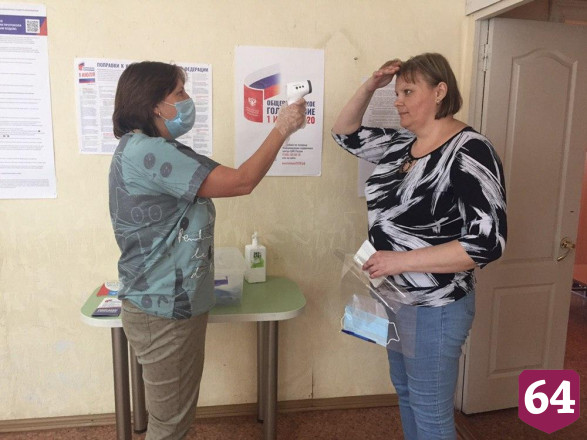 Саратовцы спешат голосовать по Конституции до отъезда за город