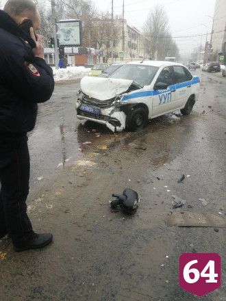 В центре Саратова перевернулась машина скорой помощи