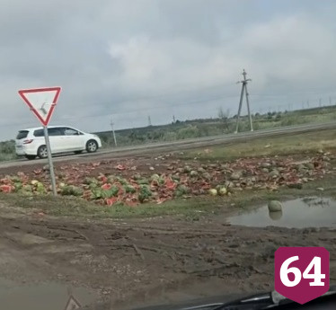 Под Саратовом опрокинулась фура с арбузами