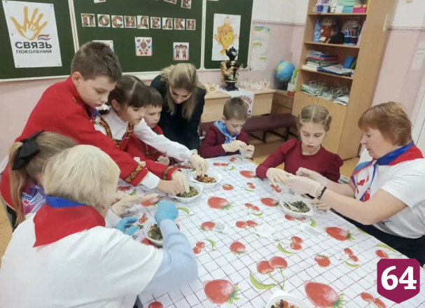Саратовские пенсионеры со школьниками собрали душистый чай на фронт  