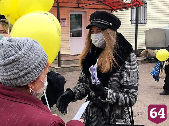 Жителям саратовского поселка дарили розы в День доброты
