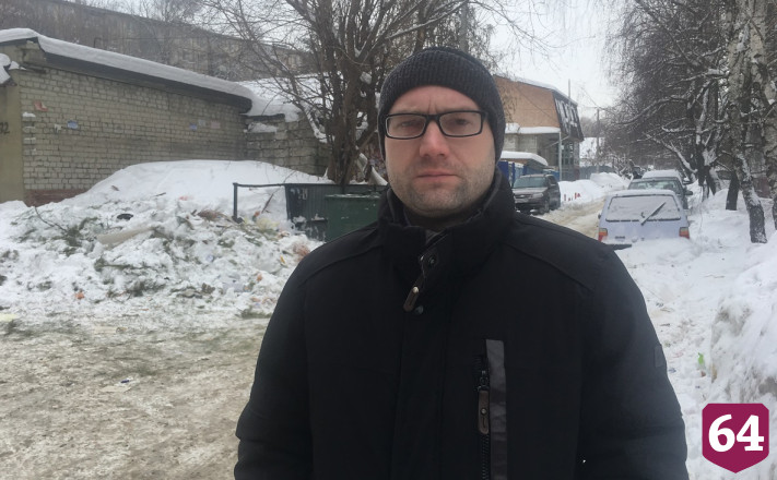 На мусорках Саратова нашли попавшие в ледяной плен контейнеры