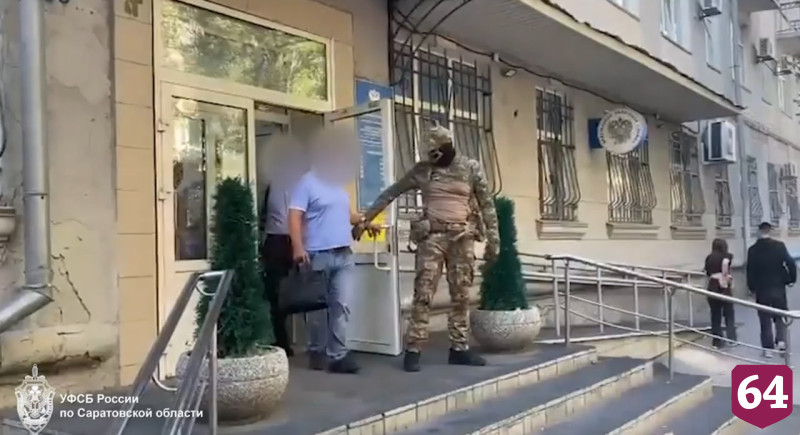 В Саратове налоговика ждет суд за взятку и разглашение секретных данных