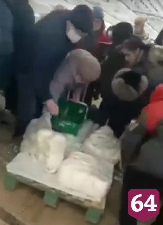 В Саратове за 3 минуты разобрали весь привезенный в магазин сахар