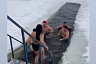 Жители Саратова празднуют Новый год купанием в Волге