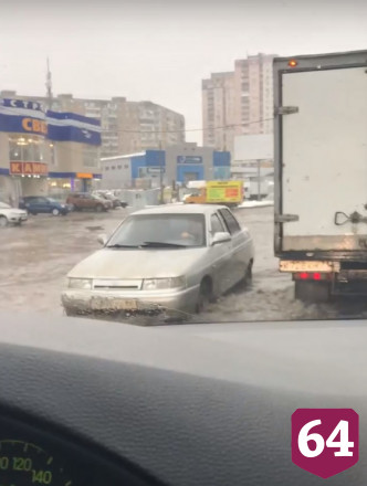 В Саратове «речка Антоновка» затопила дорогу