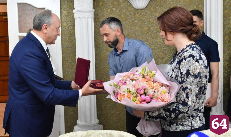 Саратовскую многодетную семью наградили орденом «Родительская слава» 