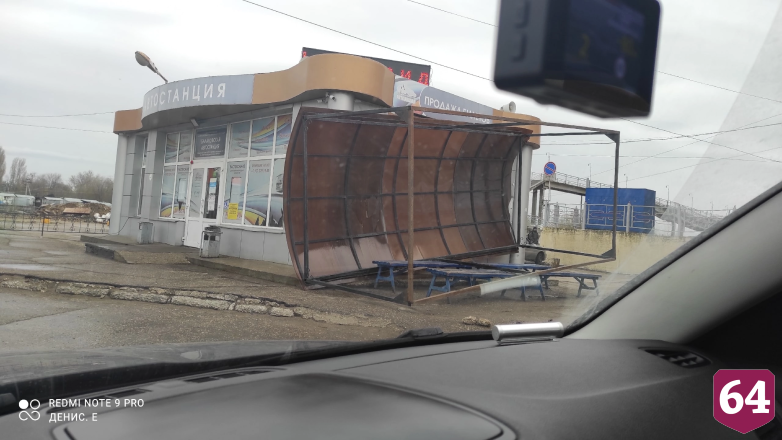 Под Саратовом ураганный ветер сломал дерево и опрокинул остановку