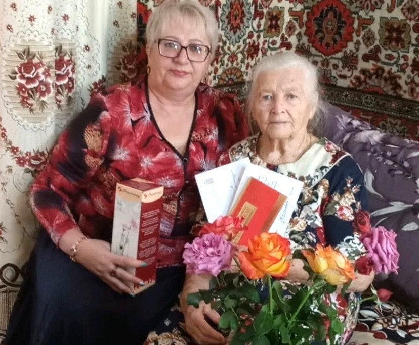 Труженица тыла в войну вязала варежки и носки для солдат 