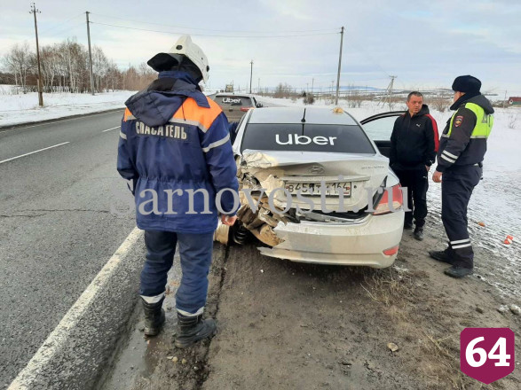 В ДТП с саратовским такси иномарка из Коми вылетела в кювет
