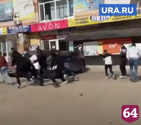 Метание гранаты водителем в саратовскую молодежь попало на видео
