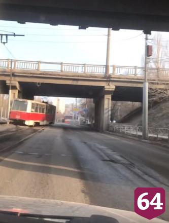 В Саратове под мостом трамвай сошел с рельсов