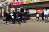 Метание гранаты водителем в саратовскую молодежь попало на видео