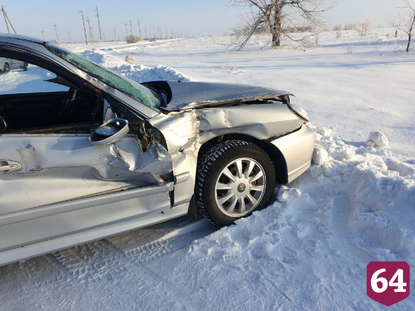 Два человека разбились в аварии с КамАЗом под Саратовом