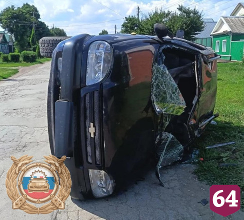 В Саратовской области после ДТП перевернулась «Нива»