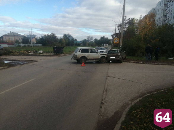 В Саратове «Ладу» отбросило в столб после столкновения с внедорожником