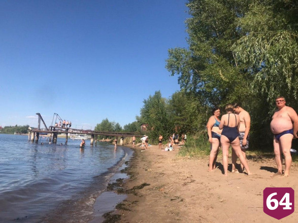 Саратовцы отдыхают на Волге без соблюдения социальной дистанции