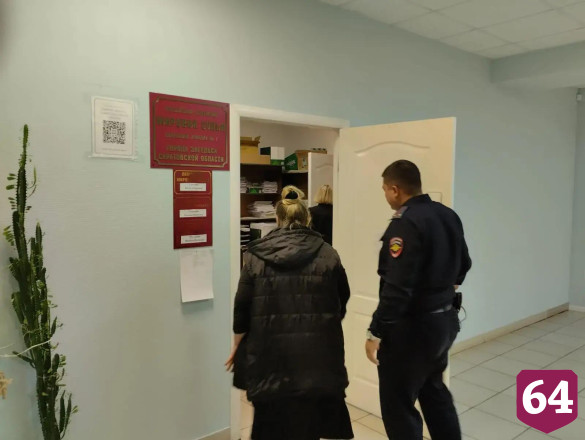 В Энгельсе незаконных торговцев отправили работать на кладбище 