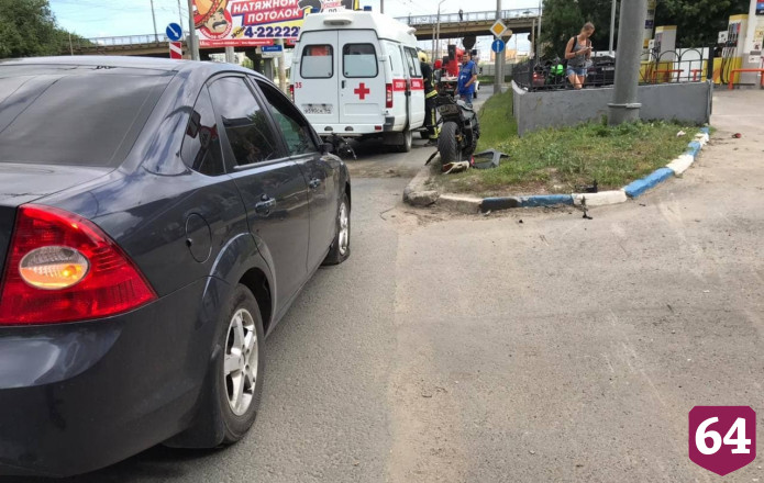 Байкер разбился в ДТП с легковушкой в Саратове