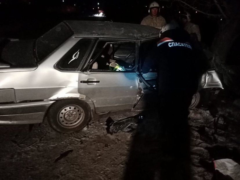 Саратовские спасатели извлекли из покореженного автомобиля 2 человек