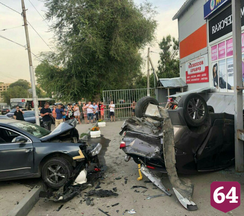 В Саратове иномарка перед магазином опрокинулась на крышу
