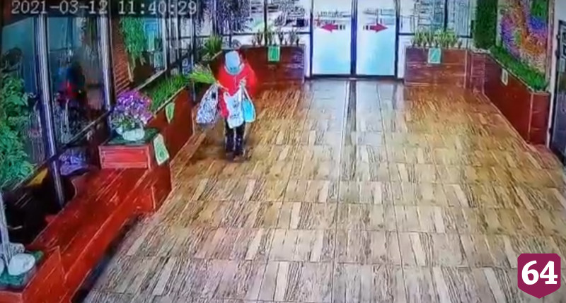 Женщина украла декор магазина и попала в объектив видеокамеры