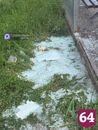 В Саратове вандалы разгромили остановочный павильон