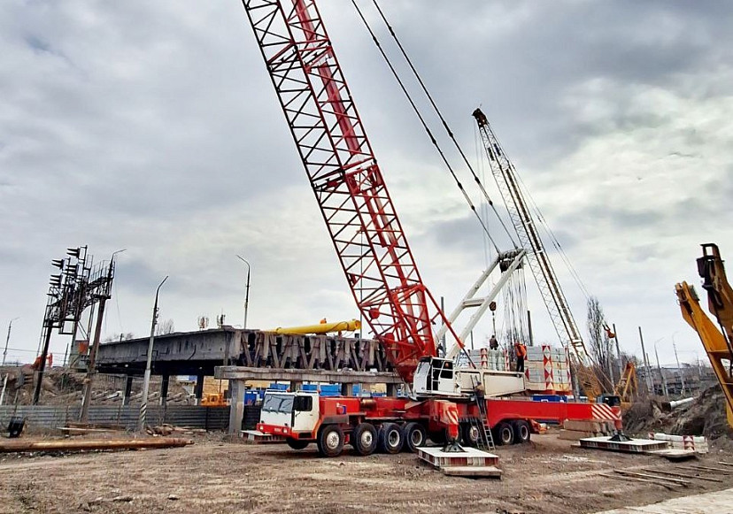 В Саратове для демонтажа пролета на Стрелке собрали 550-тонный кран