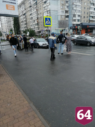 В Саратове в ДТП попала иномарка из свадебного кортежа