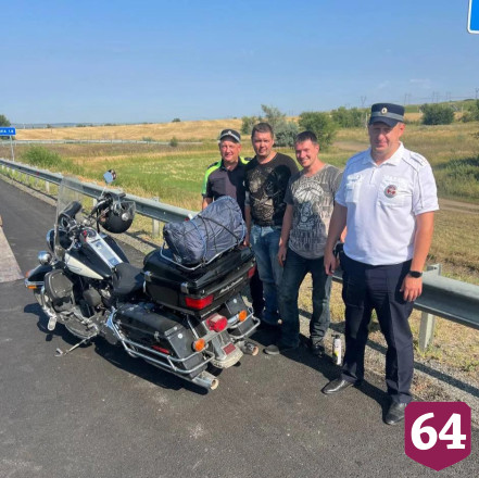 Саратовские автоинспекторы помогли байкерам устранить поломку на трассе
