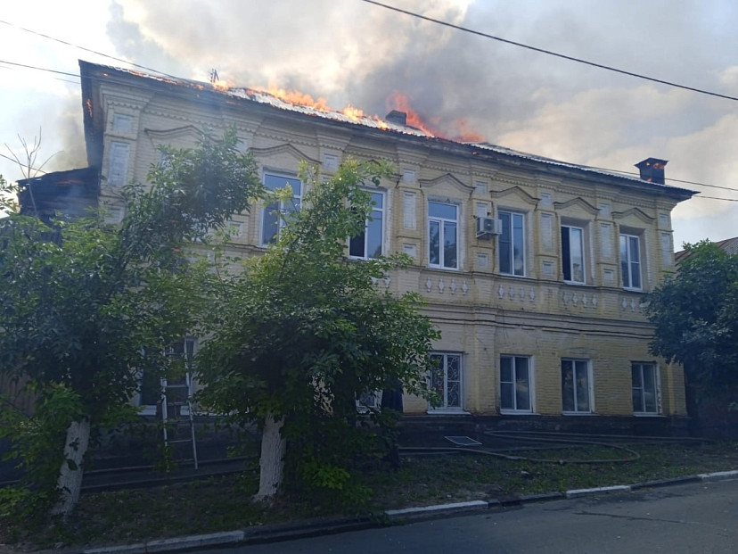 Под Саратовом пожарные отбили от огня коттедж чиновника