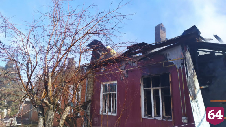 Пожарные отбивали от огня кровлю дома на Астраханской